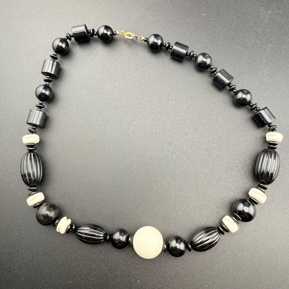Vintage Black & White Beaded Necklace Chunky Statement Jewelry With Gold-Tone Cl - Picture 6 of 8